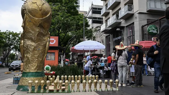 Jelang Pembukaan, Suvenir Trofi Piala Dunia Ramai Dijual