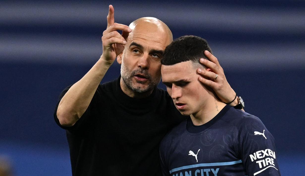 Pelatih Manchester City, Pep Guardiola (kiri) menenangkan Phil Foden setelah pertandingan semi final leg kedua melawan Real Madrid yang berlangsung di Santiago Bernabeu, (4/5/2022). Phil Foden yang kini dalam masa keemasannya tak mungkin bergabung dengan The Citizen jika harus turun kasta. Meskipun Foden merupakan didikan akademi Manchester City dan masih terikat kontrak hingga 2027 bukan tidak mungkin Foden akan angkat kaki di bursa transfer. (AFP/Paul Ellis)