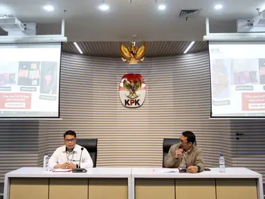 Deputi Penindakan dan Eksekusi Komisi Pemberantasan Korupsi (KPK), Asep Guntur Rahayu (kiri) bersama Juru Bicara KPK, Budi Prasetyo, saat memberi keterangan terkait Operasi Tangkap Tangan (OTT) Bupati Tulungagung, Gatut Sunu Wibowo, di Gedung Merah Putih Komisi Pemberantasan Korupsi, Jakarta, Sabtu (11/4/2026). Komisi Pemberantasan Korupsi menunjukkan sejumlah barang bukti hasil Operasi Tangkap Tangan (OTT) Bupati Tulungagung, Gatut Sunu Wibowo. (Liputan6.com/Helmi Fithriansyah)