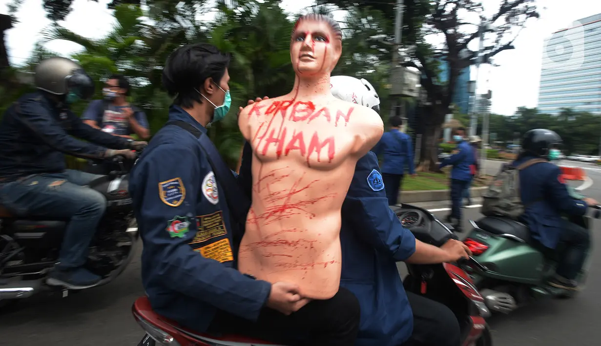 Aktivis membawa maneken saat berunjuk rasa memperingati Hari HAM Sedunia di Patung Kuda, Jakarta, Kamis (10/12/2020). Standar HAM diharapkan mampu diterapkan untuk mengatasi ketidaksetaraan, pengucilan, dan diskriminasi yang mengakar, sistematis, dan antargenerasi. (merdeka.com/Imam Buhori)