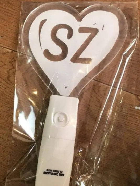Seperti yang dikabarkan Naver, selain cincin, Suzy juga memberikan lightstick dan foto dari suzy. (Foto: allkpop.com)
