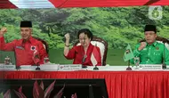 Ketua Umum PDIP Megawati Soekarnoputri (tengah) bersama bakal calon presiden PDIP yang juga Gubernur Jawa Tengah Ganjar Pranowo (kiri) saat menerima kedatangan Plt Ketua Umum PPP Muhamad Mardiono (kanan) bersama jajaran di Kantor DPP PDIP, Menteng, Jakarta Pusat, Minggu (30/4/2023). (Liputan6.com/Faizal Fanani)