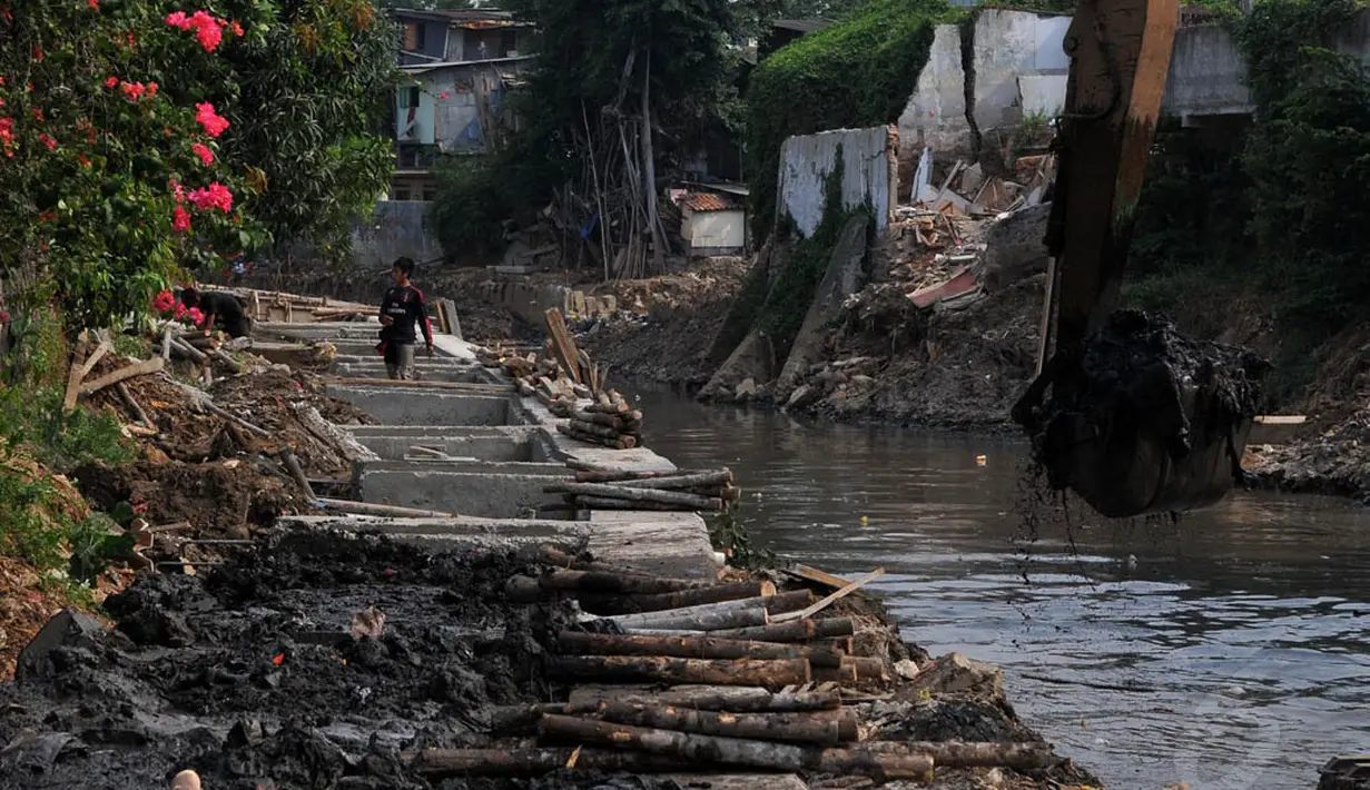 Pengerukan dilakukan untuk mengatasi banjir dimusim penghujan, Jakarta, (9/10/14). (Liputan6.com/Johan Tallo)