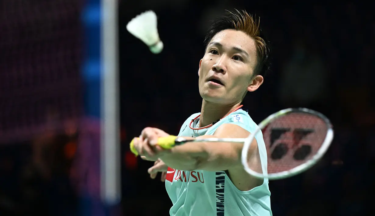 Kento Momota. Tunggal putra Jepang yang menjadi unggulan ke-2 dan juara bertahan ini juga disingkirkan kompatriotnya, Kenta Nishimoto dengan dua game langsung 21-23, 9-21. Kento Momota masih unggul 3-2 dalam head to head dengan Kenta Nishimoto. (AFP/Ina Fassbender)