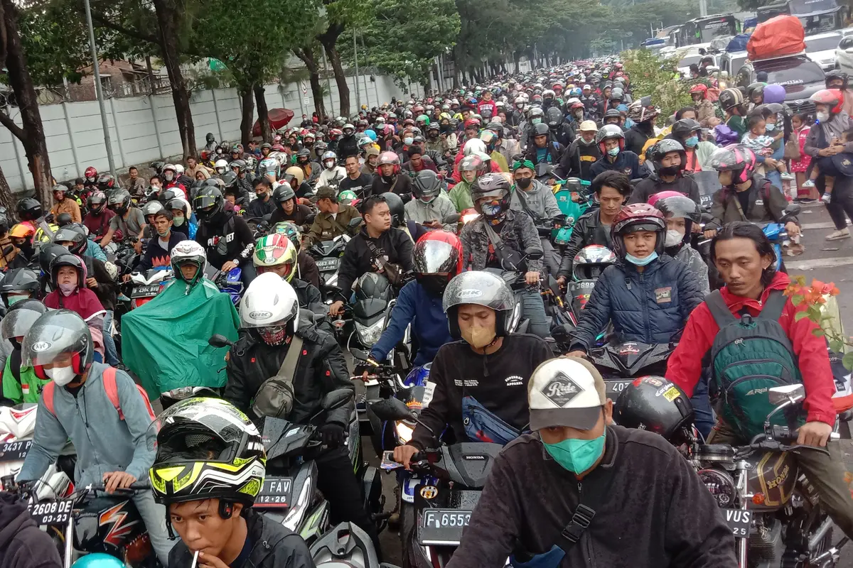 Antrean panjang ribuan pemudik sepeda motor dan mobil di Pelabuhan Merak pada arus mudik Lebaran 2022. (Liputan6.com/Yandhi Deslatama)