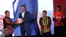 Kapolri, Jenderal Tito Karnavian (kiri) menyerahkan bola kepada pelatih Bhayangkara FC Simon Mc Manemy saat peluncuran tim di Jakarta. Senin (10/4). Bhayangkara FC akan mengarungi Liga 1 Indonesia musim 2017. (Liputan6.com/Helmi Fithriansyah)