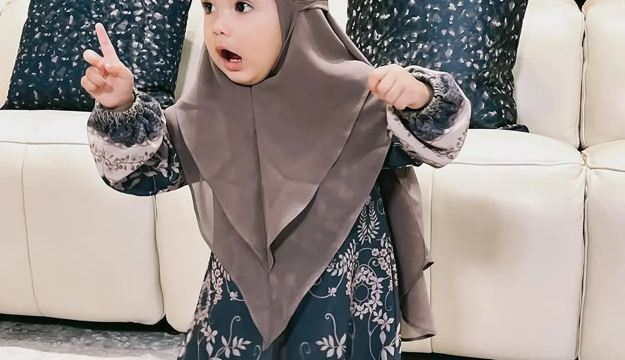 Beda dari Ameena, Azura tampil makin menggemaskan dengan pose yang nyeleneh [@attahalilintar]