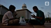 Sebelum berbuka, Jemaah Masjid Istiqlal Jakarta yang datang terlebih dahulu bisa mendengarkan ceramah atau membaca kitab suci Al Quran sambil menunggu waktu berbuka. (Liputan6.com/Angga Yuniar)