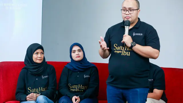 Para pemain dan sutradara film Satu Hari Dengan Ibu.