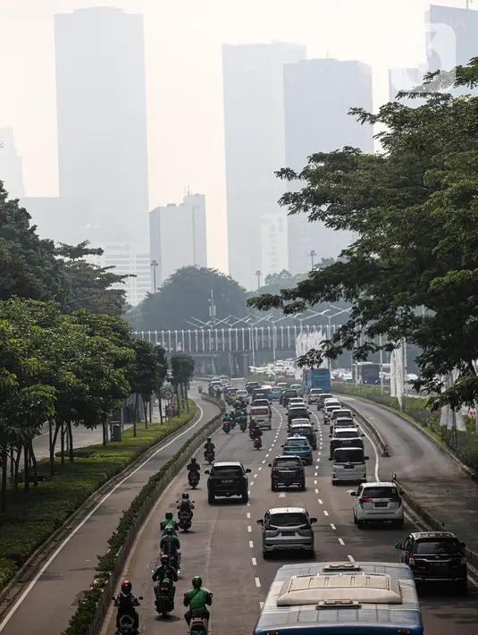 Suasana arus lalu lintas di Jalan Sudirman, Jakarta, Rabu (20/7/2022). Dinas Lingkungan Hidup (DLH) DKI Jakarta menyatakan sebanyak 75 persen polusi udara di Ibu Kota berasal dari emisi kendaraan bermotor roda dua dan roda empat. (Liputan6.com/Faizal Fanani)