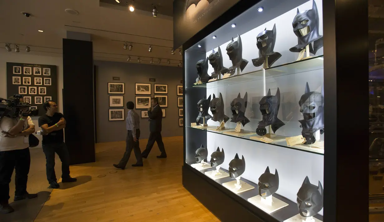  Aneka topeng Batman dalam etalase dipajang di Warner Bros VIP Studio Tour "The Batman Exhibit" di Burbank, California (26/6/2014) (REUTERS/Mario Anzuoni)