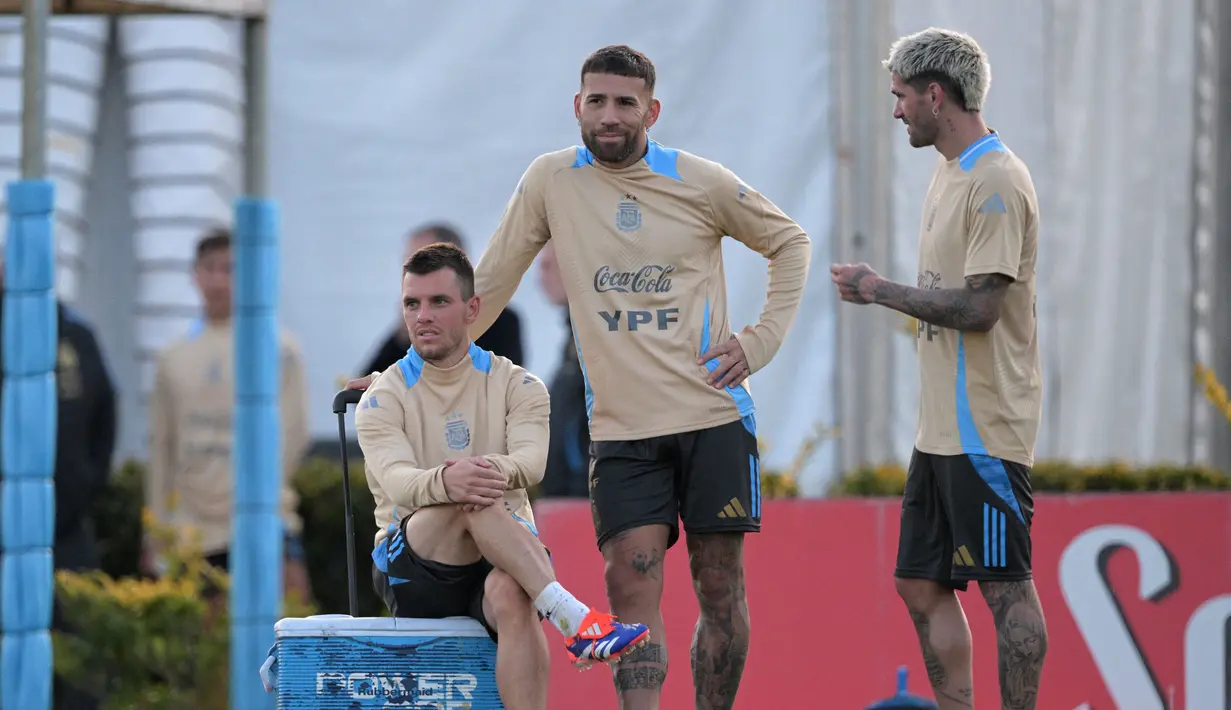 Pemain Argentina, Giovani Lo Celso (kiri), Nicolas Otamendi (tengah), dan Rodrigo De Paul Alejandro berbincang di sela-sela latihan Timnas Argentina menjelang laga kualifikasi Piala Dunia 2026 zona CONMEBOL melawan Chile di Ezeiza, Buenos Aires, Selasa (03/09/2024). (AFP/Juan Mabromata)