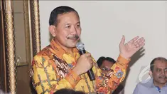 Wakapolri Badrodin Haiti memberikan sambutan kepada anggota Komisi III DPR RI yang berkunjung ke rumahnya jelang fit dan propertes calon Kapolri di kawasan Jagakarsa, Jakarta, Rabu (15/4/2015). (Liputan6.com/Helmi Afandi)