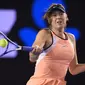   Petenis Russia, Maria Sharapova melakukan forehand saat berhadapan dengan petenis AS Lauren Davis pada hari ke-5 turnamen tenis Australian Open 2016  di Melbourne, Jumat (22/1/2016).  (AFP/Greg Wood)