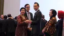 Destry Damayanti mendapat selamat dari Agus Harimurti Yudhoyono usai dilantik menjadi Deputi Gubernur Senior Bank Indonesia di Gedung MA, Jakarta, Rabu (7/8/2019). Destry dilantik menjadi Gubernur Senior BI periode 2019-2024. (Liputan6.com/Angga Yuniar)