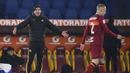 Manajer tim AS Roma, Paulo Fonseca tampak kecewa dengan penampilan pemainnya dalam laga babak 16 besar Coppa Italia 2020/21 melawan Spezia di Olimpico Stadium, Roma, Selasa (19/1/2021). AS Roma kalah 2-4 (2-2) dari Spezia melalui extra time. (LaPresse via AP/Alfredo Falcone)