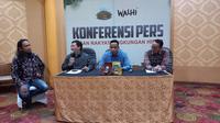 Direktur Walhi Nasional (tengah) Zenzi Suhadi saat menyampaikan konferensi pers dalam PRLH 2022 di Jambi, Rabu (1/6/2022). (Liputan6.com/Gresi Plasmanto)