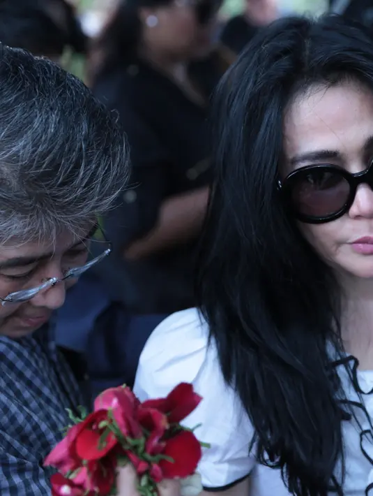 Sebelum meninggal, ia sempat bertemu dengan almarhum. Sakit yang cukup parah, membuat pelantun lagu Melayang itu berkomunikasi melalui tulisan. (Adrian Putra/Bintang.com)