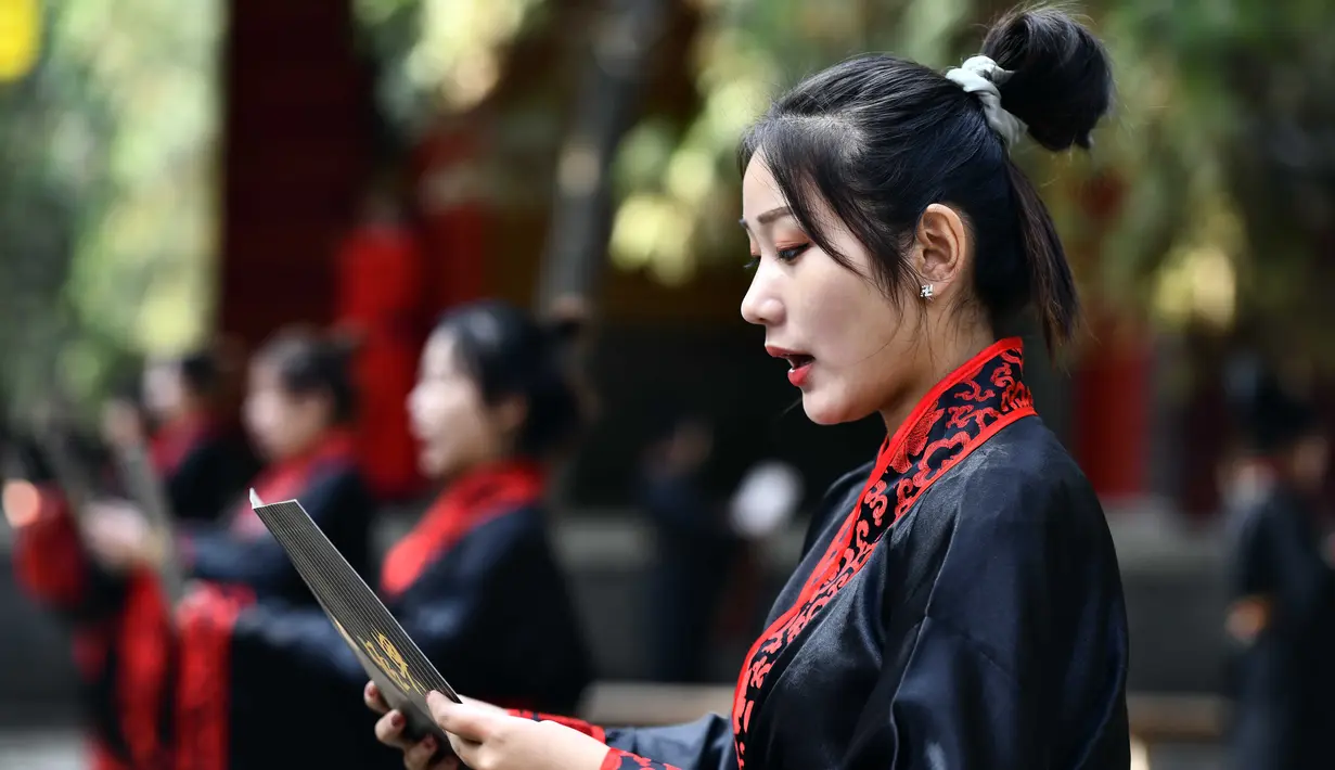Orang-orang menghadiri upacara peringatan Konfusius di Qufu, Provinsi Shandong, China timur (28/9/2020). Sebuah upacara untuk memperingati 2.571 tahun kelahiran tokoh bijak dan pendidik dari zaman China kuno, Konfusius (551-479 SM), digelar di Qufu pada Senin (28/9). (Xinhua/Guo Xulei)