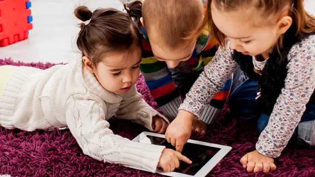 Bermain Tablet Bersama, Kemampuan Membaca Balita Meningkat
