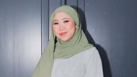 Potret Kiky Saputri Tampil Berhijab saat Hadiri Acara Kajian. (instagram/kikysaputrii)