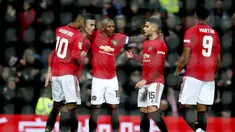 Para pemain Manchester United merayakan setelah Colchester United Ryan Jackson, mencetak gol bunuh diri selama pertandingan perempat final Piala Liga Inggris di Old Trafford (18/12/2019). MU menang telak 3-0 atas Colchester United dan melaju ke semifinal. (AP Photo/Jon Super)