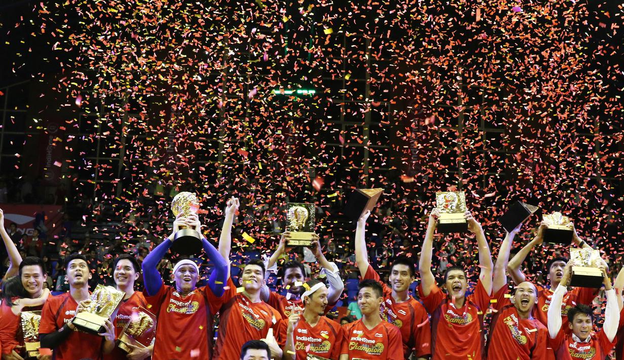 Satria Muda Britama menjadi juara NBL Indonesia 2015 setelah mengalahkan Pelita Jaya dengan skor 62-54 dalam final yang berlangsung di Hall Basket Gelora Bung Karno, Senayan, Jakarta. Minggu (10/5). (Bola.com/Arief Bagus)