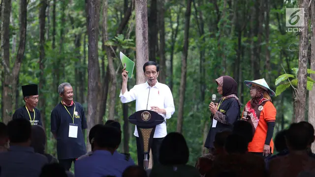 Jokowi Berikan SK IPHPS ke Petani Jawa Timur