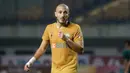Youssef Ezzejjari hampir membuat Bhayangkara FC unggul dulu jelang babak pertama berakhir dengan memanfaatkan umpan Youness Mokhtar. Lagi-lagi belum berbuah gol karena bola belum mengarah ke gawang Bajul Ijo. (Bola.com/Bagaskara Lazuardi)