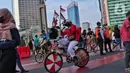 Warga mengenakan kostum unik saat Car Free Day di Kawasan Bundaran HI, Jakarta, Minggu (14/8/2022). Banyak warga mengenakan kostum bernuansa merah putih untuk menyambut HUT Kemerdekan Republik Indonesia ke 77. (Liputan6.com/Angga Yuniar)