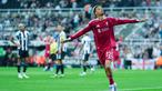 Pemain Liverpool, Hugo Ekitike, melakukan selebrasi setelah mencetak gol ke gawang Newcastle United pada pekan kedua Liga Inggris di St James’ Park, Selasa (26/8/2025) dini hari WIB. (AP Photo/Jon Super)