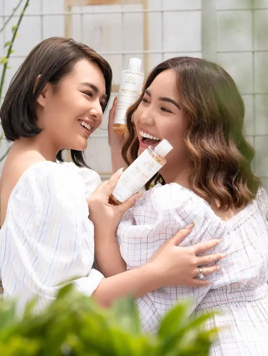 <p>Bersama Amanda Manopo, Angelica memiliki bisnis skincare. Keduanya pun rampak kompak mengenakan pakaian serba putihnya. [@angelicamanopo]</p>