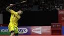 Tunggal putra Indonesia, Jonatan Christie, berusaha memukul kok saat melawan tunggal Denmark pada Indonesia Masters 2019 di Istora Senayan, Jakarta, Sabtu (26/1). Jonatan gagal ke final. (Bola.com/Yoppy Renato)