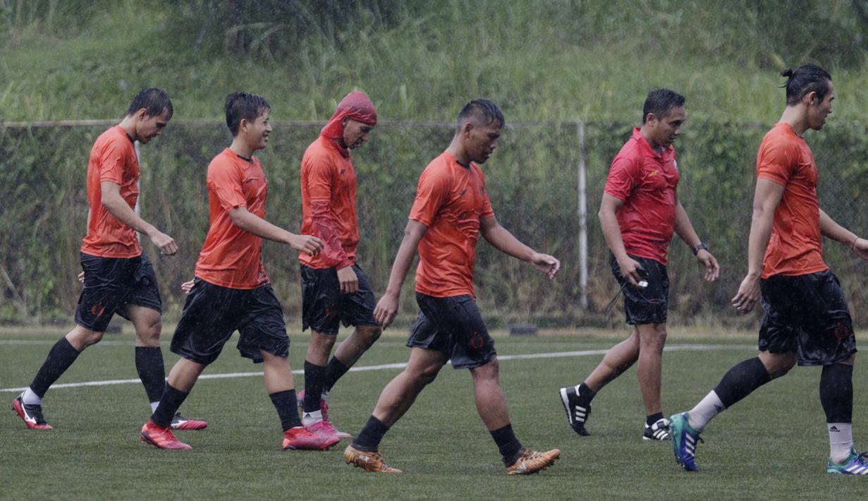 Pemain Persija Jakarta meninggalkan lapangan usai melakukan latihan di Lapangan NYTC, Sawangan, Depok, Kamis (16/1/2020). Hujan deras beserta petir membuat latihan Persija Jakarta kali ini hanya berlangsung sekitar 25 menit. (Bola.com/M Iqbal Ichsan)