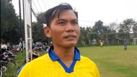 Mantan pemain Persebaya dan Persija, Supaham. (Bola.com/Abdi Satria)