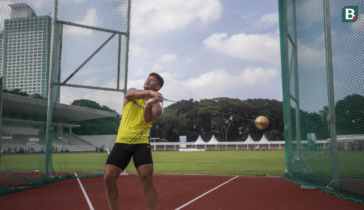 Atlet lempar martil asal Malaysia bersiap melakukan lemparan saat latihan di Stadion Madya Senayan, Jakarta, Sabtu (10/2/2018). Latihan ini merupakan persiapan jelang Invitation Tournament Asian Games 2018. (Bola.com/Vitalis Yogi Trisna)