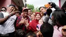 Cagub DKI Jakarta Djarot Saiful Hidayat foto bersama warga Rawa Terate, Jakarta, Kamis (12/1). Warga Terate berharap pasangan tersebut dapat meneruskan program-program yang selama ini telah berjalan untuk memajukan Jakarta. (Liputan6.com/Gempur M Surya)