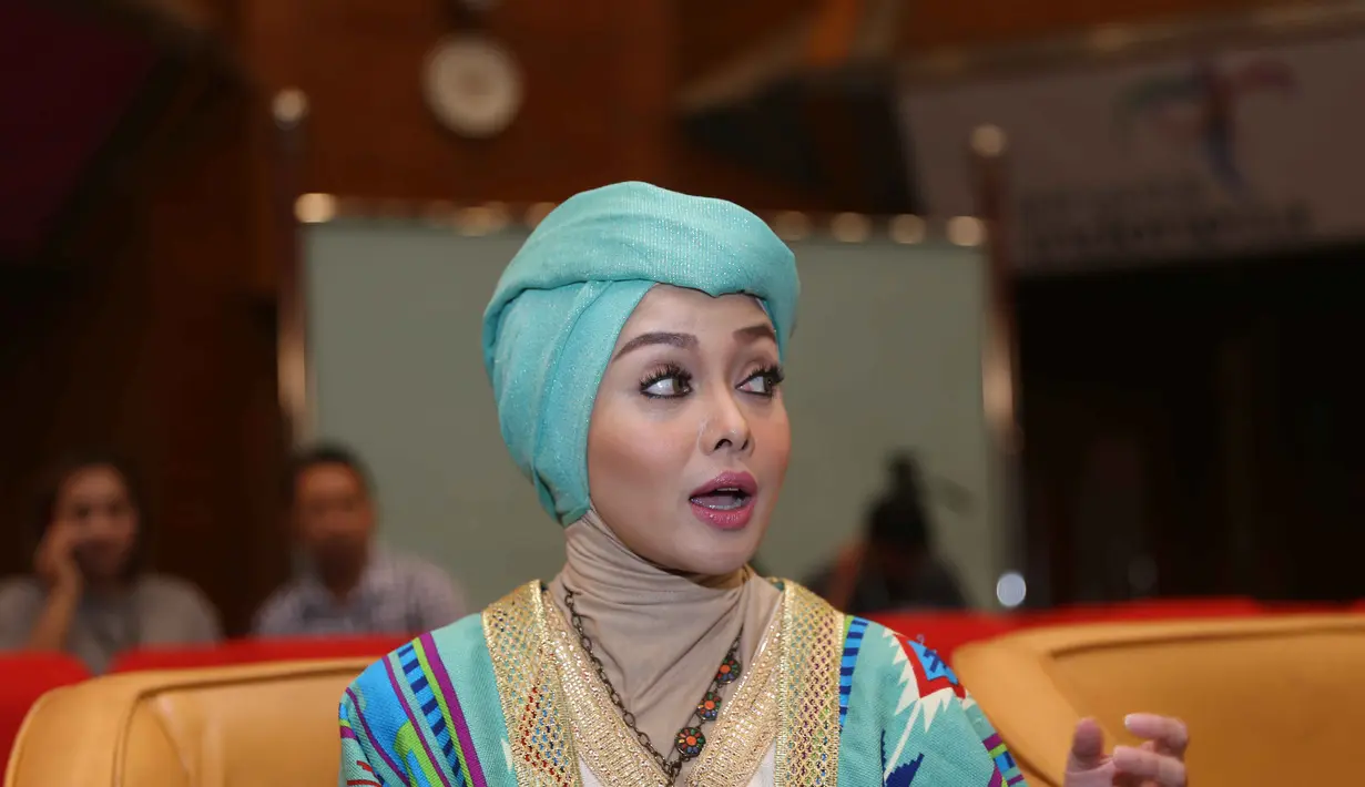 "Kalau berhijab itu yang paling penting adalah pemilihan bahan. Karena dari bahan, orang bisa nyaman atau enggak," ujar Terry Putri. (Nurwahyunan/Bintang.com)