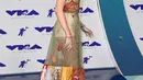 Paris Jackson setibanya pada ajang MTV Video Music Awards (VMA) 2017 di Inglewood, California, Minggu (27/8). Gaun transparan berwarna kuning emas dengan hiasan sulaman memperlihatkan bra dan celana pendeknya.  (Jordan Strauss/Invision/AP)