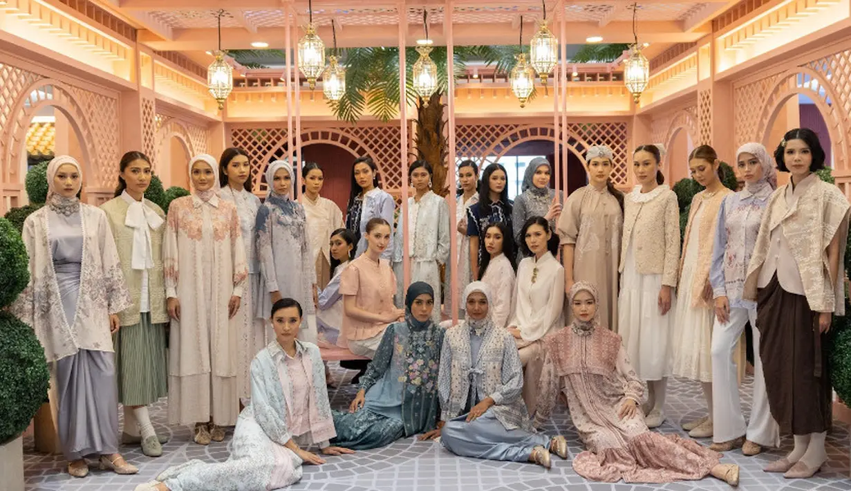 Bertajuk Lebaran in Style, Plaza Indonesia menggelar tiga mini fashion show dari berbagai brand lokal. Segmen ketiga memerlihatkan koleksi Novere, Cotton Ink, dan Klamby. [dok. Plaza Indonesia]