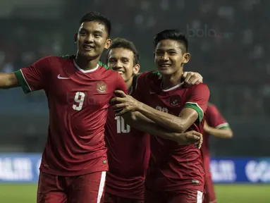 Para pemain Timnas Indonesia U-19 merayakan gol yang dicetak Rafly Mursalim ke gawang Kamboja U-19 pada laga persahabatan di Stadion Patriot, Bekasi, Rabu (4/10/2017). Indonesia menang 2-0 atas Kamboja. (Bola.com/Vitalis Yogi Trisna)