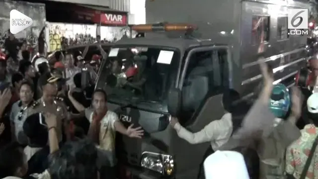 VIDEO: Menolak Ditertibkan, PKL Sandera Truk Satpol PP