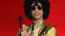 Prince tampil nyentrik dengan busana serba emasnya ditambah dengan kacamata – 3 mata – yang justru membuat penampilannya semakin aneh. (AFP/Bintang.com)