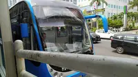 Transjakarta kembali mengoperasikan bus Zhongtong. Bus pabrikan China itu kini berwarna biru kombinasi putih. (Ika Defianti/Liputan6.com)