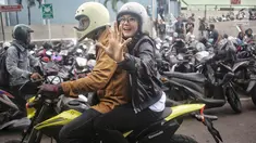 Poppy Sovia saat di foto dikawasan Tanden, Jakarta, Senin (13/8). Poppy Sovia tak berubah meski sudah menikah. Sama seperti dulu, penampilannya asyik dan bisa jadi inspirasi banyak orang.(Liputan6.com/ Faizal Fanani)