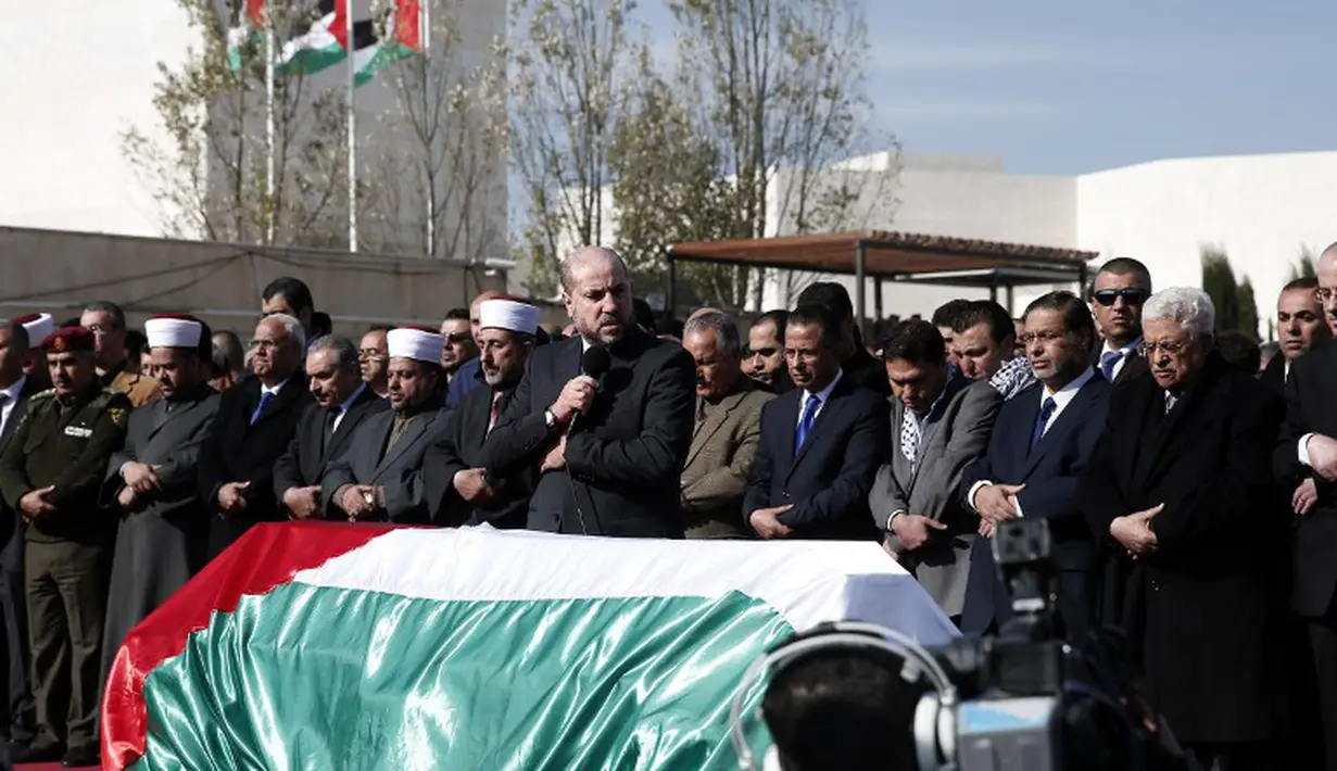 Sebelum dimakamkan, jenazah Abu Ein disalatkan di depan kantor Presiden di Ramallah, Palestina, Kamis (11/12/2014). (AFP PHOTO/Thomas Coex)