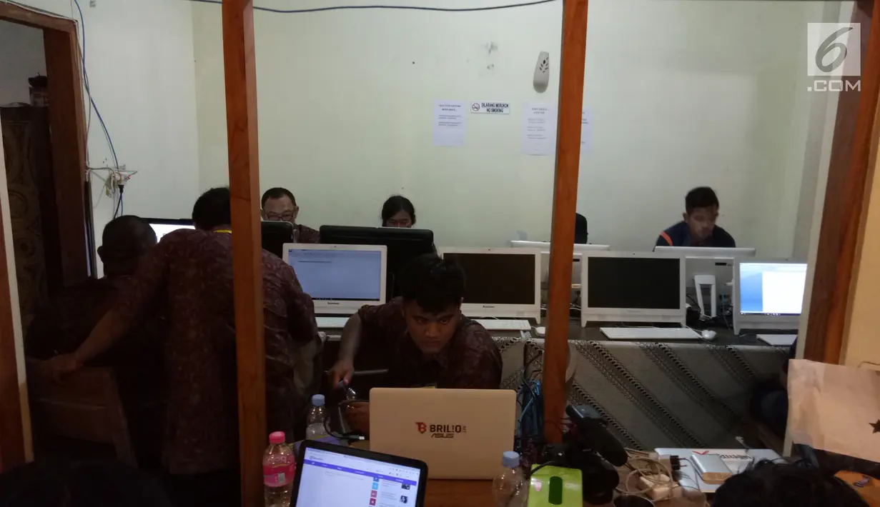 Jurnalis dari berbagai media beraktivitas di Media Center dekat Graha Saba Buana, Solo, Rabu (8/11). Sekitar 650 awak media mendaftar untuk peliputan acara pernikahan putri Presiden Jokowi, Kahiyang Ayu, dengan Bobby Nasution. (Liputan6.com/Angga Yuniar)