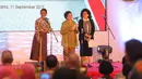 Menkes, Nila F Moeloek (kanan), Menteri Kelautan dan Perikanan Susi Pudjiastuti (kiri), pengusaha Mooryati Sudibyo (tengah) membacakan puisi tentang polwan dalam acara hari jadi Polwan yang ke-69, Jakarta, Senin (11/9). (Liputan6.com/Faizal Fanani)