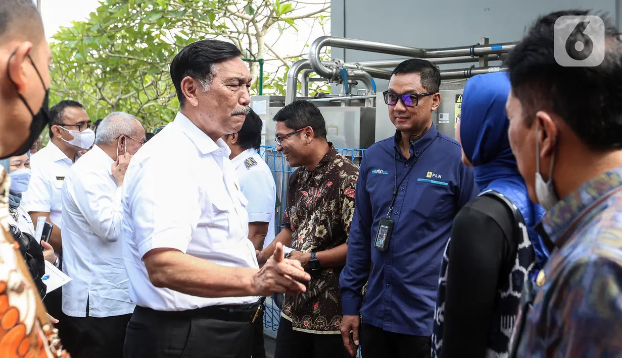 Menteri Koordinator Bidang Kemaritiman dan Investasi Luhut Binsar Pandjaitan didampingi Direktur Utama PLN Darmawan Prasodjo saat menghadiri Peresmian PLTS Atap Pabrik Danone - Aqua Mambal di Badung, Bali, Rabu (31/8/2022). Acara tersebut kolaborasi antara PLN dan PT Tirta Investama guna mendukung energi hijau serta rangkaian memperkuat pelaksanaan G20 dalam transisi energi berkelanjutan. (Liputan6.com/Johan Tallo)