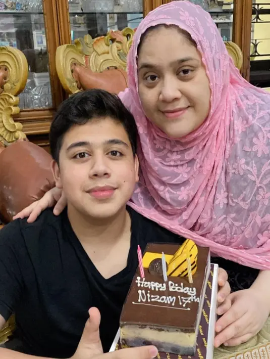 Pada 7 Juni tahun ini, pemeran Raihan dalam sinetron Magic 5 itu genap 18 tahun. Potret Nizam dengan kue ulang tahun ke-18. Nizam juga dekat dengan sang mama. [instagram/nizamhasan342]